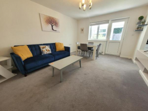 Bumblebee Bungalow - With separate office and gaming space by Catchpole Stays